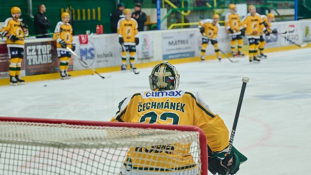 K rozbruslen� p�ed z�pasem se Sokolovem, nastoupili vset�n�t� hokejist� v dresech se jm�nem zesnul�ho brank��e Romana �echm�nka (listopad 2023)