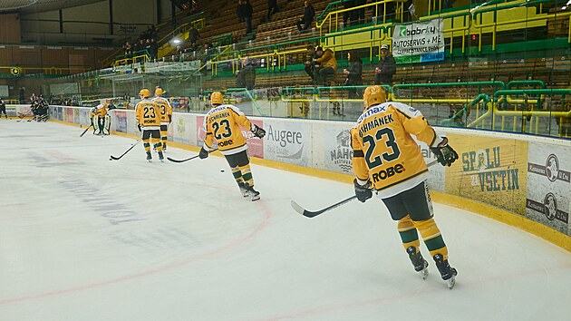 K rozbruslen� p�ed z�pasem se Sokolovem, nastoupili vset�n�t� hokejist� v dresech se jm�nem zesnul�ho brank��e Romana �echm�nka (listopad 2023)