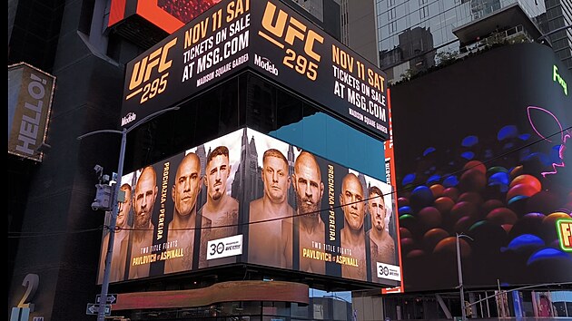 Reklama na Times Square Ji Prochzka v hlavn roli ped titulovou bitvou s Alexem Pereirou v Madison Square Garden.