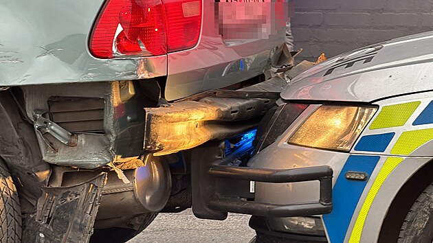 Pron�sledov�n� vozidla, kter� odm�talo zastavit hl�dce policie, skon�ilo dopaden�m v Mnichovic�ch (14. listopadu 2023)