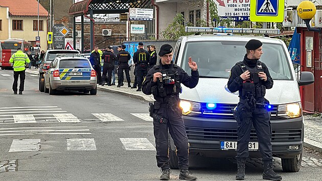 Pronsledovn vozidla, kter odmtalo zastavit hldce policie, skonilo dopadenm v Mnichovicch (14. listopadu 2023)