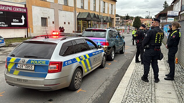 Pronsledovn vozidla, kter odmtalo zastavit hldce policie, skonilo dopadenm v Mnichovicch (14. listopadu 2023)