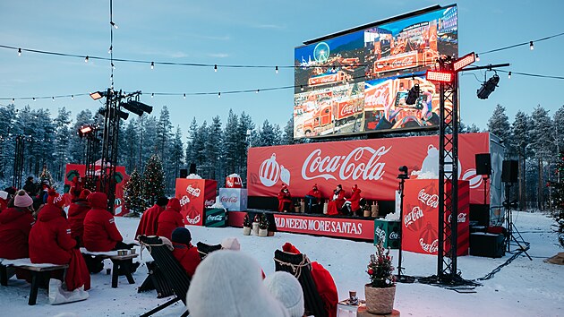 N�poj��sk� gigant Coca-Cola odstartoval kampa� ve finsk�m Rovaniemi za ��asti vybran�ch novin��� a influencer�.