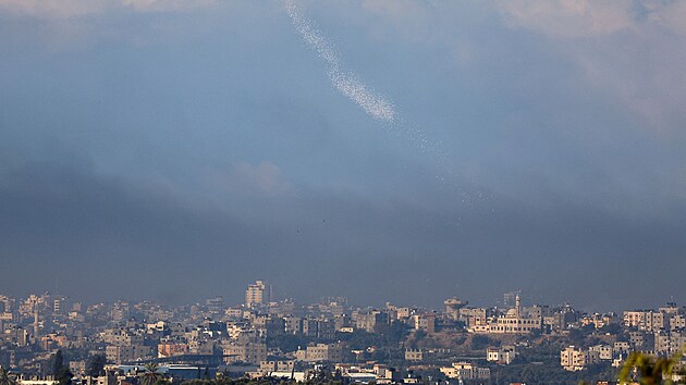 Kou stoup z msta Gaza. Pohled z jinho Izraele. (16. listopadu 2023)