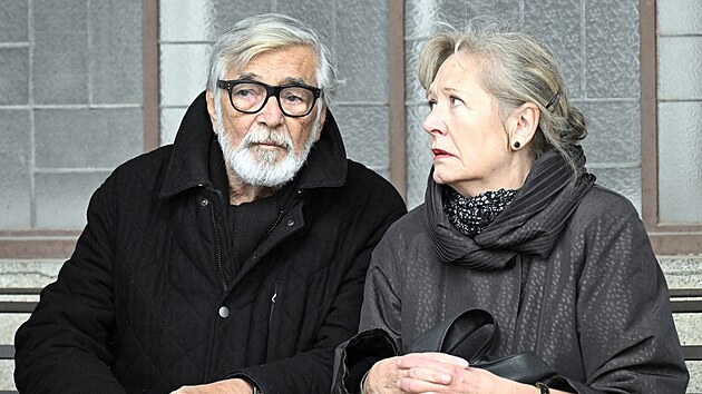 Rodina a p��tel� se ve stra�nick�m krematoriu naposledy rozlou�ili s filmov�m st�iha�em a pedagogem Aloisem Fi��rkem. Na poh�eb p�i�li i dokumentaristka Helena T�e�t�kov� a herec Ji�� Barto�ka. (10. listopadu 2023)