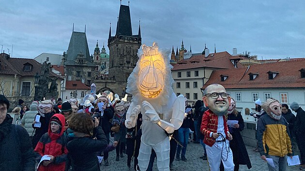 Satirický průvod Sametové posvícení prošel Prahou. Na fotografiích Cirkus Bek drezuruje českého lva. (17. listopad 2023)