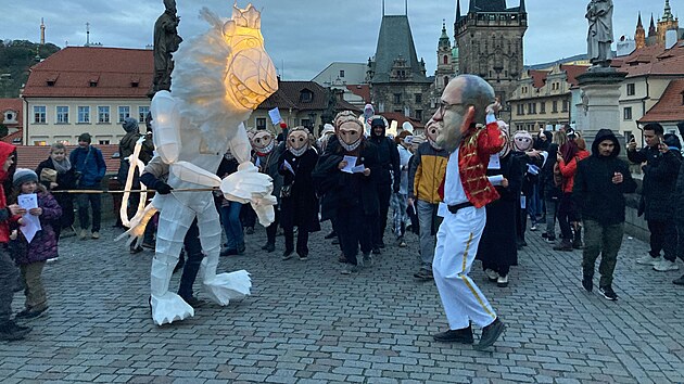 Satirický průvod Sametové posvícení prošel Prahou. Na fotografiích Cirkus Bek drezuruje českého lva. (17. listopad 2023)