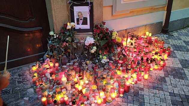 V blízkosti Národní třídy se letos objevili nové pietní místo, před palácem ve Voršilské ulici připomíná minulý týden zesnulého Karla Schwarzenberga. Kolem jeho fotografie hoří desítky svíček. (17. listopadu 2023)