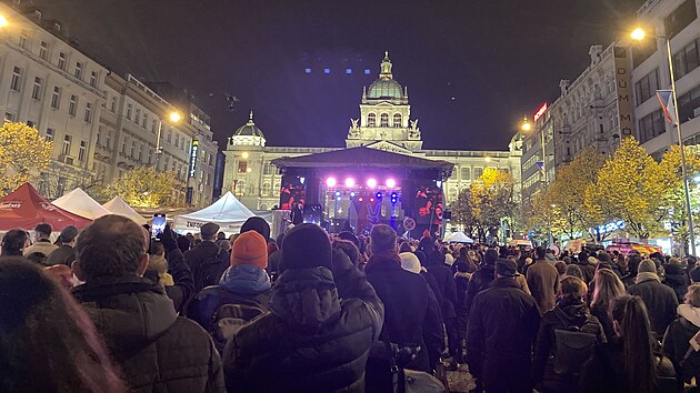 Krátce po páté hodině zazněla i na Václavském náměstí píseň Modlitba pro Martu. (17. listopadu 2023)