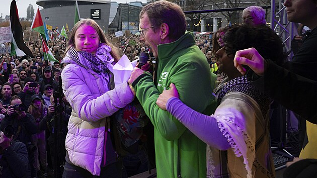 V Amsterdamu se konal protest za důraznější řešení klimatické změny. Mezi účastníky byla také mladá klimatická aktivistka ze Švédska Greta Thunbergová. (12. listopadu 2023)