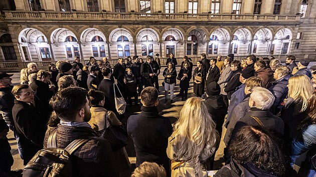 Na dvě stě lidí se zúčastnilo akce vyvolané europoslancem Jiřím Pospíšilem, ten vyzval veřejnost ke kolektivnímu zapálení svíček za zesnulého Karla Schwarzenberga. (12. listopadu 2023)