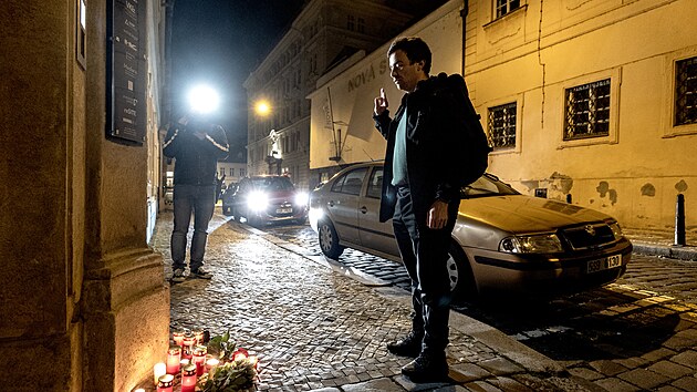 Na dvě stě lidí se zúčastnilo akce vyvolané europoslancem Jiřím Pospíšilem, ten vyzval veřejnost ke kolektivnímu zapálení svíček za zesnulého Karla Schwarzenberga. (12. listopadu 2023)