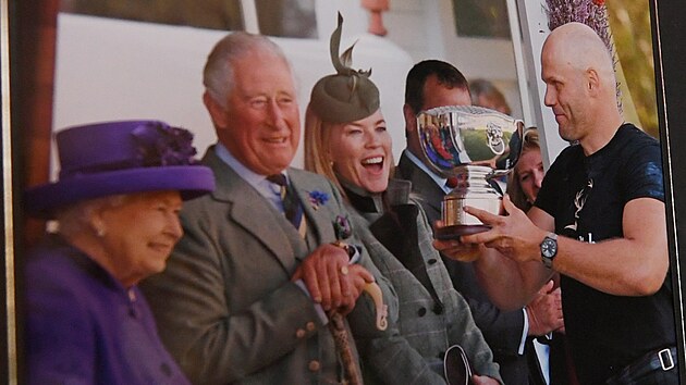 Vladislav Tul��ek na fotografii p�i p�evzet� trofeje od �len� anglick� - a z�rove� skotsk� - kr�lovsk� rodiny