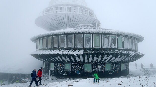 Návštěvníci odpočívají na zasněžené Sněžce. (11. listopadu 2023)