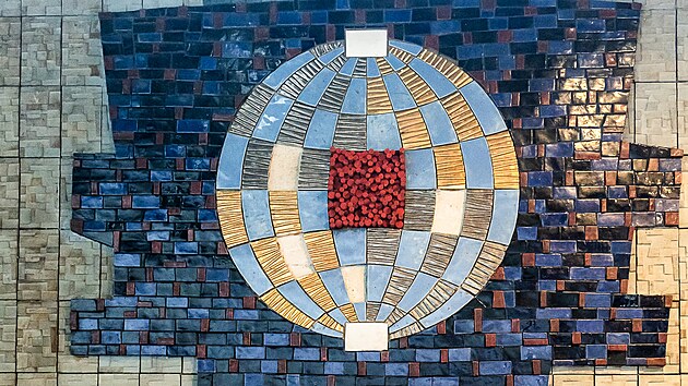 Vstupní prostory Bia Central v Hradci Králové zdobí mozaika, jejíž autor zůstával léta v zapomnění. (6. listopadu 2023)