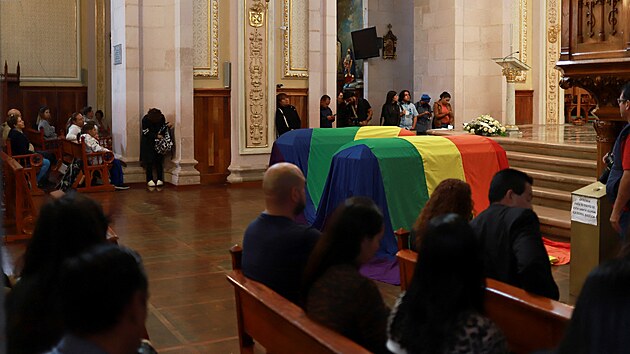 Posledn� rozlou�en� s prvn�m mexick�m nebin�rn�m soudcem Jes�sem Baenou a jeho partnerem Dorianem Nievesem, kte�� byli o den d��ve nalezeni ve sv�m dom� mrtv�. Rakve zahaluj� duhov� vlajky LGBTQ+ komunity. (14. listopadu 2023)