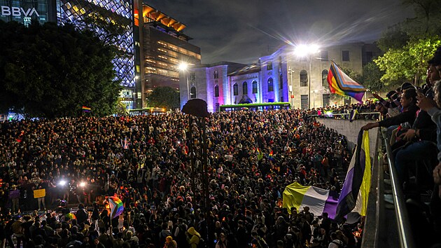 Lid� v hlavn�m m�st� Mexika uctili pam�tku mrtv�ho nebin�rn�ho soudce Jes�se Baeny. Po�aduj� spravedliv� vy�et�en� podez�el�ho �mrt�. (13. listopadu 2023)