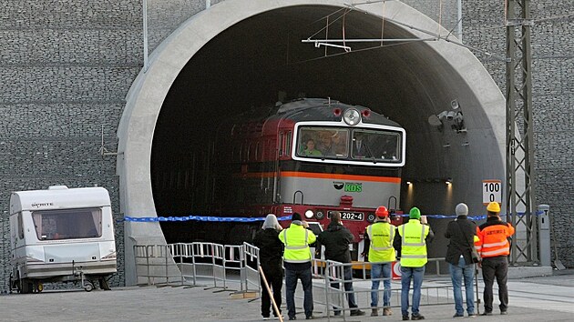 Prvn vlak s cestujcmi, kter projel nejdelm elezninm tunelem v esk republice. (16. 11. 2018)
