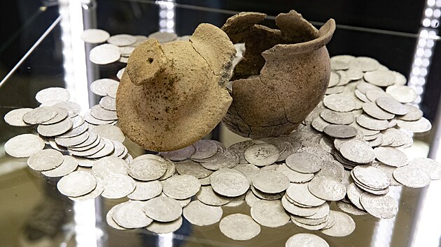 Muzeum v ���anech vystav� 600 let star� st��brn� mince (11. listopadu)