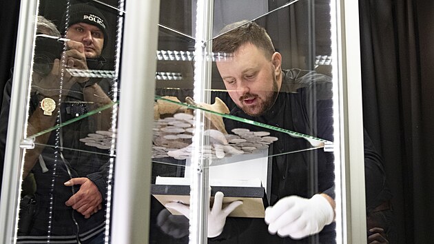 Muzeum v ���anech vystav� 600 let star� st��brn� mince (11. listopadu)