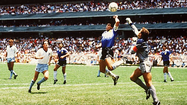 BOŽÍ RUKA. Argentinský kapitán Diego Maradona překonává anglického brankáře Petera Shiltona ve čtvrtfinále mistrovství světa 1986.
