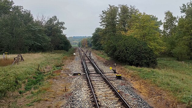 Kolej vpravo je jedno z ramen Mut�nick�ho trianglu, kter� umo��ovalo p��mou j�zdu z Hodon�na do Kyjova. Tra� je u�  dlouh� l�ta zanikl� a triangl nesj�zdn�.