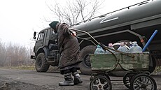 Civilisté z Rusy ovládaných částí Doněcké oblasti se zásobují vodou. Vodárenská...