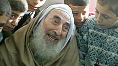 Duchovní vdce Hamásu ejch Ahmed Jásin na archivním snímku z roku 2004