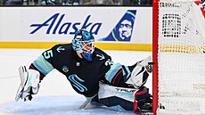 Joey Daccord v brance týmu Seattle Kraken vyrá�í st�elu v utkání s Coloradem.