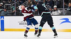Cale Makar (vlevo) z Colorada schytal ránu od  Willa Borgena z týmu Seattle...