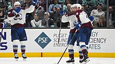 Cale Makar (vpravo) z Colorada oslavuje gól se spoluhrá�em Tomá�em Tatarem.