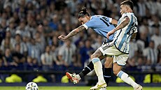 Uruguayský útoník Darwin Nunez dává druhý gól v utkání s Argentinou.