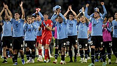 Uruguaytí fotbalisté slaví výhru nad Argentinou.