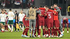 Srbtí fotbalisté oslavují postup na mistrovství Evropy.