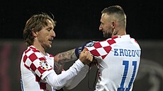 Chorvatský éf Luka Modri pedává kapitánskou pásku Marcelovi Brozoviovi.