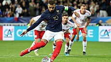 Francouzský útoník Kylian Mbappé dává gól z penalty v utkání proti Gibraltaru.