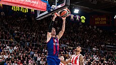 Jan Veselý z Barcelony zakon�uje v duelu s Crvenou zvezdou B�lehrad.