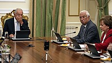 Portugalský prezident Marcelo Rebelo de Sousa (vlevo) pi jednání s konícím...