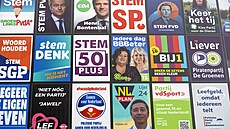 Politická scéna v Nizozemsku je skuten pestrá. Volební plakáty v Amsterdamu...