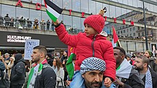 Úastníci propalestinské demonstrace ve Stockholmu (22. íjna 2023)