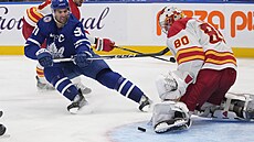 Branká Dan Vlada z Calgary zasahuje proti kapitánovi Toronta Johnu Tavaresovi.