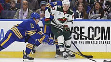 Útoník Buffala Luká Rousek napadá Kirilla Kaprizova z Minnesoty.