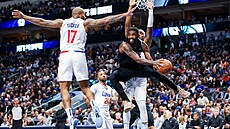 Kyrie Irving z Dallasu Mavericks se prodírá mezi obranou LA Clippers.