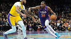 Kevin Durant z Phoenixu Suns v souboji s Anthonym Davisem z LA Lakers.