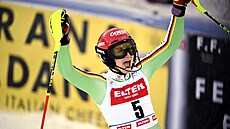 N�mka Lena Dürrová slaví povedenou jízdu ve druhém kole slalomu v Levi.