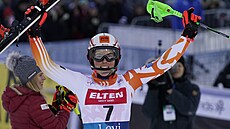 Slovenská ly�a�ka Petra Vlhová oslavuje výhru v úvodním slalomu SP v Levi.