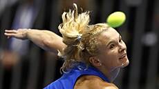 Tenistka Kateina Siniaková se natahuje po míku bhem utkání s USA na...