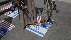 Rebelové v sandálech. Húsie není radno podce�ovat.