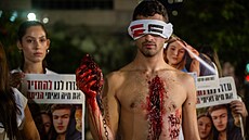 Mu� pokrytý fale�nou krví dr�í srdce s p�ipevn�ným �et�zem, na kterém je...