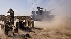 Izraelská dlostelecká jednotka pálí z izraelské strany hranice smrem k Pásmu...